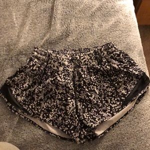 LULULEMON HOTTY HOT SHORT II *2.5” -Chirasu Black